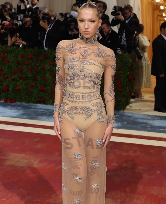 Hastalığını gizlemedi! Güzel model Lila Moss diyabet monitörü ve pompasıyla dikkat çekti Hastalığını gizlemedi! Güzel model Lila Moss diyabet monitörü ve pompasıyla dikkat çekti