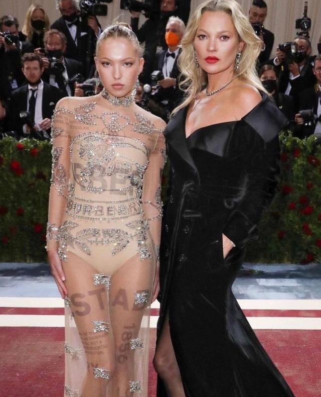 Hastalığını gizlemedi! Güzel model Lila Moss diyabet monitörü ve pompasıyla dikkat çekti Hastalığını gizlemedi! Güzel model Lila Moss diyabet monitörü ve pompasıyla dikkat çekti