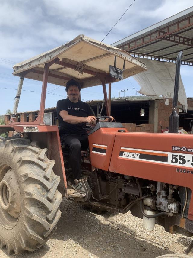 Herkes denizde, o tarlada! Ünlü türkücü Ekin Akkaş, Bodrum'da çiftçiliğe başladı Herkes denizde, o tarlada! Ünlü türkücü Ekin Akkaş, Bodrum'da çiftçiliğe başladı