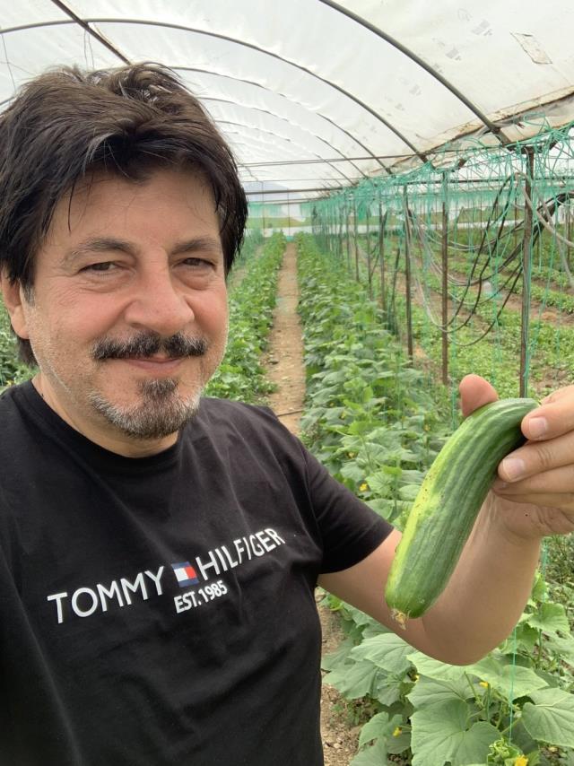 Herkes denizde, o tarlada! Ünlü türkücü Ekin Akkaş, Bodrum'da çiftçiliğe başladı Herkes denizde, o tarlada! Ünlü türkücü Ekin Akkaş, Bodrum'da çiftçiliğe başladı