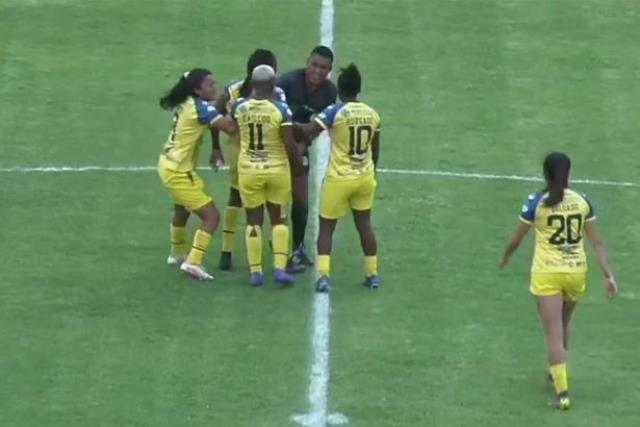 Sinirden gözü dönen kadın futbolcu, erkek hakemin cinsel organını acımasızca tekmeledi Sinirden gözü dönen kadın futbolcu, erkek hakemin cinsel organını acımasızca tekmeledi