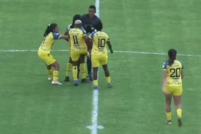 Sinirden gözü dönen kadın futbolcu, erkek hakemin cinsel organını acımasızca tekmeledi Sinirden gözü dönen kadın futbolcu, erkek hakemin cinsel organını acımasızca tekmeledi