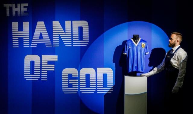 Tarihe geçti! Maradona'nın 'Tanrı'nın eli' golünü atarken giydiği forma rekor fiyata satıldı