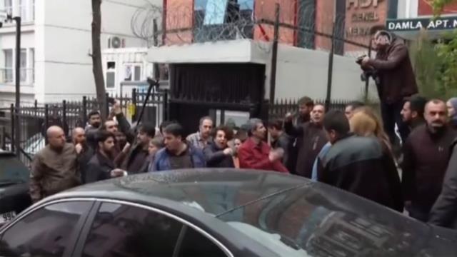 Evlat nöbetindeki aileler, HDP binasının önüne siyah çelenk bıraktı! Gerginlik çıktı Evlat nöbetindeki aileler, HDP binasının önüne siyah çelenk bıraktı! Gerginlik çıktı