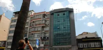 Genç adam çatıya çıktı, vatandaş cep telefonlarına sarıldı