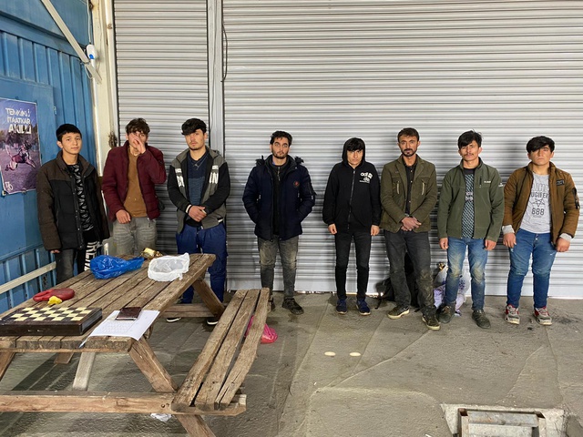 Kaçak Afganların saman balyaları arasındaki yolculuğu uzun sürmedi Kaçak Afganların saman balyaları arasındaki yolculuğu uzun sürmedi
