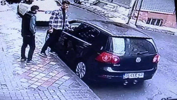 Alacak verecek meselesi kanlı bitti! 20 yaşındaki genç aracının içinde öldürüldü