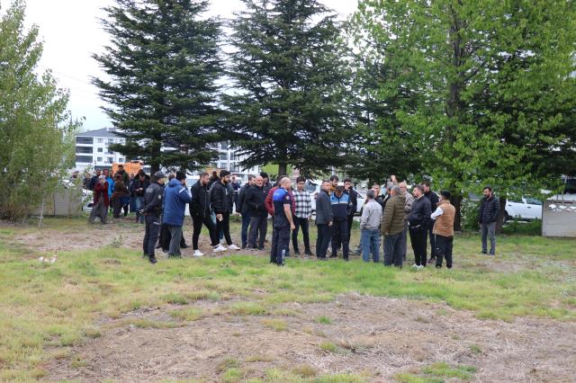 Bolu'da mahalle sakinleri mezarlık içinden yol yapılmasını protesto etti Bolu'da mahalle sakinleri mezarlık içinden yol yapılmasını protesto etti