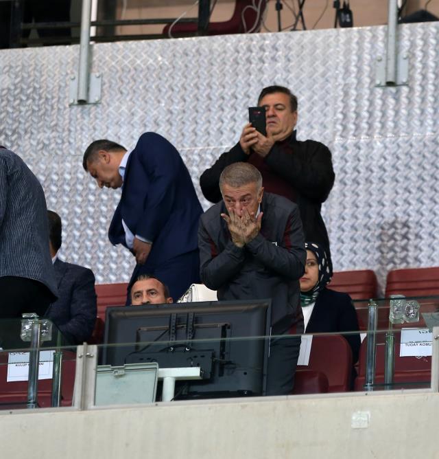 Hatay'da duygu seli! Trabzonspor Başkanı Ahmet Ağaoğlu tribünde hüngür hüngür ağladı