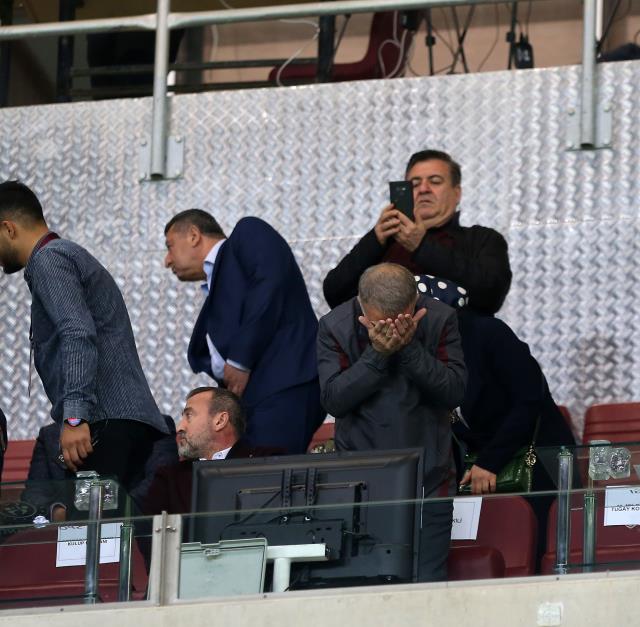 Hatay'da duygu seli! Trabzonspor Başkanı Ahmet Ağaoğlu tribünde hüngür hüngür ağladı