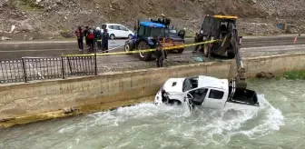 Son dakika haber! Kamyonet dereye uçtu: 2 ölü, 3 yaralı