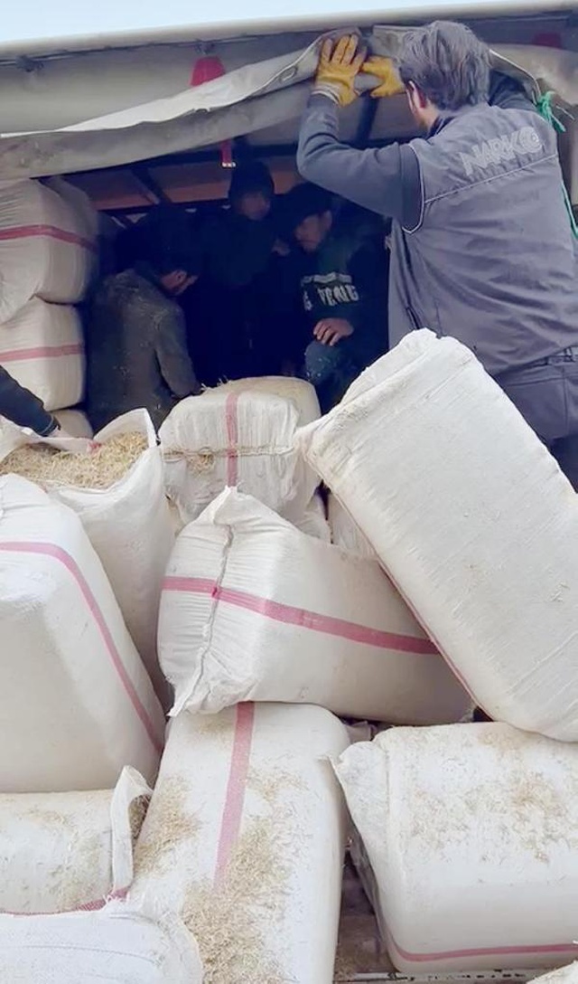 Kaçak Afganların saman balyaları arasındaki yolculuğu uzun sürmedi Kaçak Afganların saman balyaları arasındaki yolculuğu uzun sürmedi