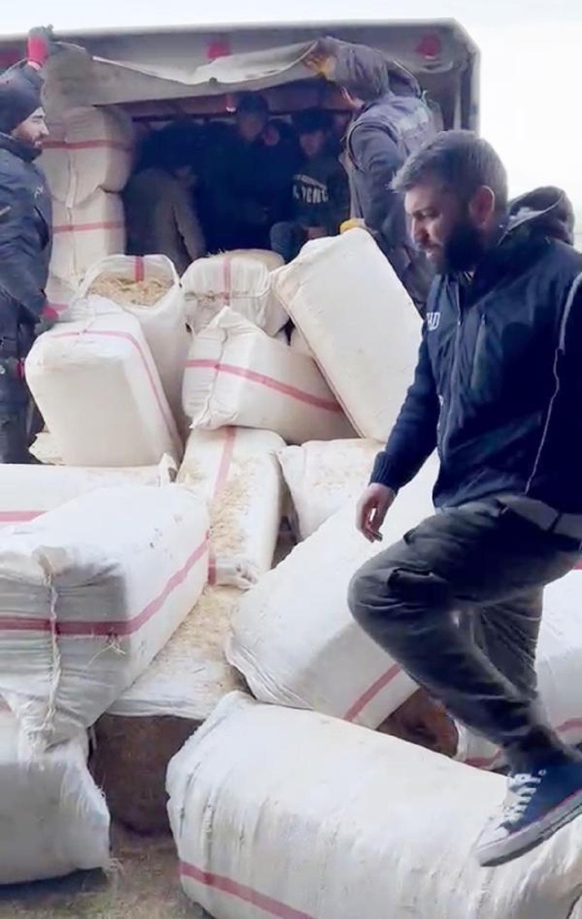 Kaçak Afganların saman balyaları arasındaki yolculuğu uzun sürmedi Kaçak Afganların saman balyaları arasındaki yolculuğu uzun sürmedi