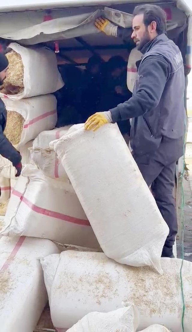 Kaçak Afganların saman balyaları arasındaki yolculuğu uzun sürmedi Kaçak Afganların saman balyaları arasındaki yolculuğu uzun sürmedi