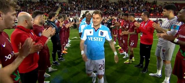 Şampiyon Trabzonspor, Hatay'ı salladı! Futbolcular sahaya çıkarken kıyamet koptu Şampiyon Trabzonspor, Hatay'ı salladı! Futbolcular sahaya çıkarken kıyamet koptu