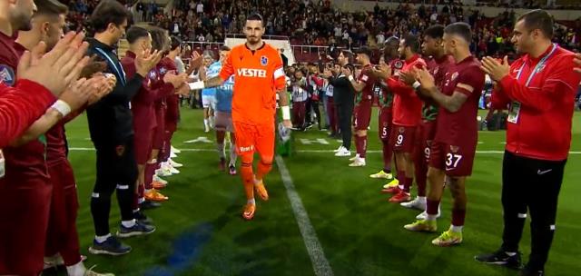 Şampiyon Trabzonspor, Hatay'ı salladı! Futbolcular sahaya çıkarken kıyamet koptu Şampiyon Trabzonspor, Hatay'ı salladı! Futbolcular sahaya çıkarken kıyamet koptu