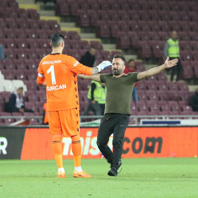 Trabzonspor taraftarı, Hatay'da sahaya daldı! Uğurcan Çakır'a sarılmak için metrelerce koştu Trabzonspor taraftarı, Hatay'da sahaya daldı! Uğurcan Çakır'a sarılmak için metrelerce koştu