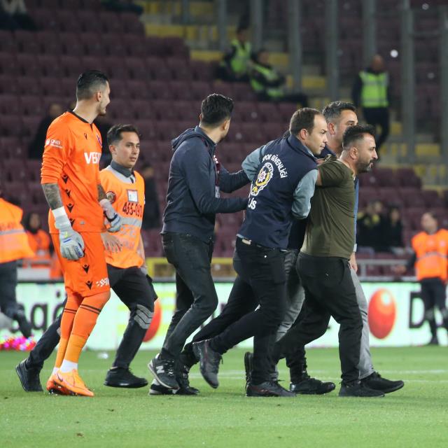 Trabzonspor taraftarı, Hatay'da sahaya daldı! Uğurcan Çakır'a sarılmak için metrelerce koştu Trabzonspor taraftarı, Hatay'da sahaya daldı! Uğurcan Çakır'a sarılmak için metrelerce koştu