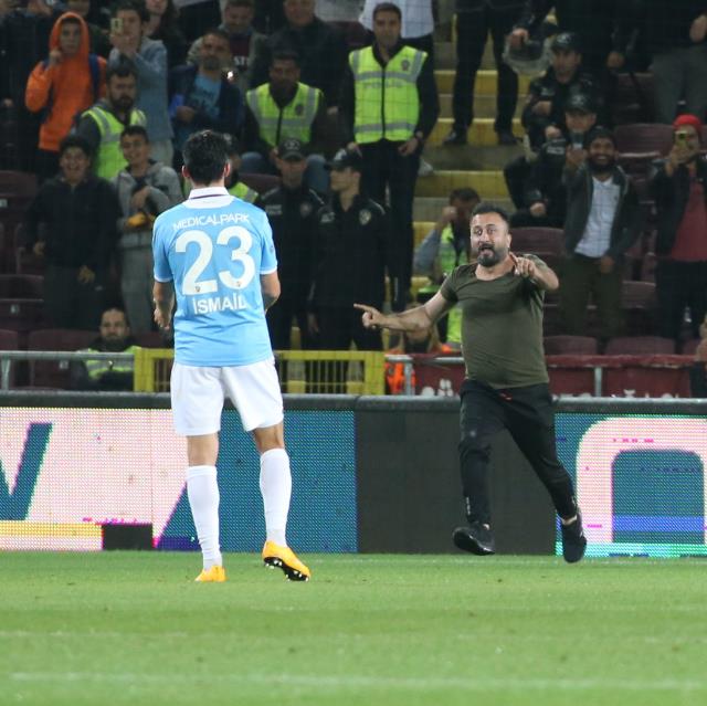 Trabzonspor taraftarı, Hatay'da sahaya daldı! Uğurcan Çakır'a sarılmak için metrelerce koştu Trabzonspor taraftarı, Hatay'da sahaya daldı! Uğurcan Çakır'a sarılmak için metrelerce koştu