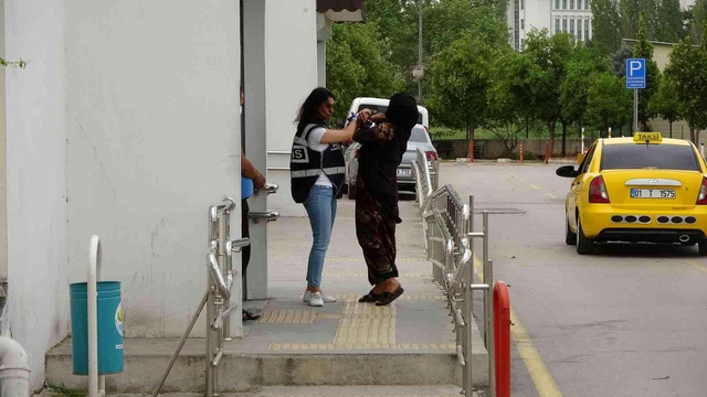 13 yaşındaki kızı kaçmasında diye 1 ay boyunca zincirle ayağından bağladılar 13 yaşındaki kızı kaçmasında diye 1 ay boyunca zincirle ayağından bağladılar