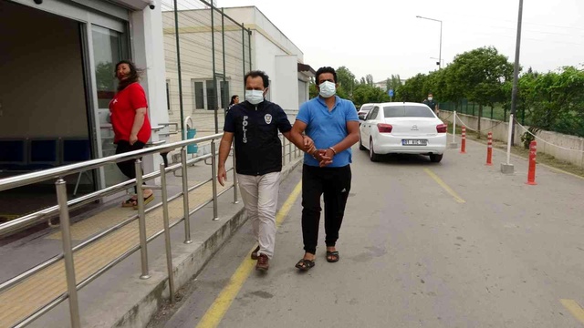 13 yaşındaki kızı kaçmasında diye 1 ay boyunca zincirle ayağından bağladılar 13 yaşındaki kızı kaçmasında diye 1 ay boyunca zincirle ayağından bağladılar