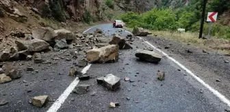 Artvin'de yamaçtan düşen kaya parçaları nedeniyle kapanan karayolu ulaşıma açıldı