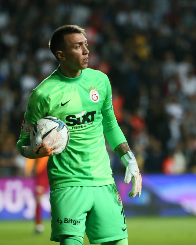 Galatasaray'ı ipten aldı! Fernando Muslera yıllar sonra bir ilke imza attı Galatasaray'ı ipten aldı! Fernando Muslera yıllar sonra bir ilke imza attı