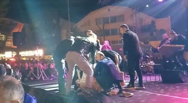 Gülben Ergen sahnede bayıldı! Seyircilerin coşkusu yerini bir anda paniğe bıraktı Gülben Ergen sahnede bayıldı! Seyircilerin coşkusu yerini bir anda paniğe bıraktı