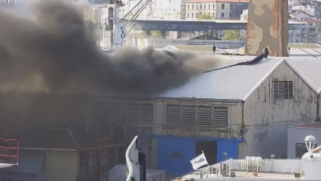 Haliç Tersanesinin çatısında yangın çıktı Haliç Tersanesinin çatısında yangın çıktı