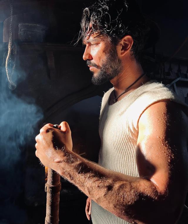 Kaan Yıldırım kaslarıyla şov yaptı, Salih Bademci'den yorum gecikmedi: Abartmasak mı?