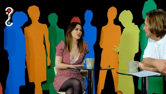 Sınırları zorlayan Aynur Aydın, elbisesinin önünü açarak sütyenini gösterdi