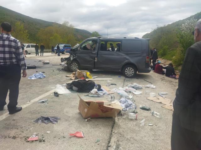 Son dakika haberi: Çankırı'da hafif ticari araç ile minibüs çarpıştı: 3 ölü, 12 yaralı
