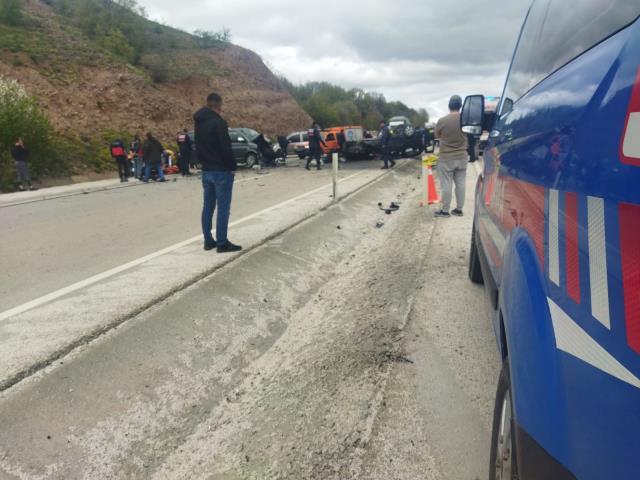 Son dakika haberi: Çankırı'da hafif ticari araç ile minibüs çarpıştı: 3 ölü, 12 yaralı