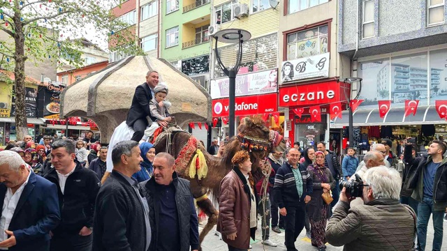 Görenler şaşkınlığını gizleyemedi! Sünnet çocuğunu deveyle şehir merkezinde gezdirdiler