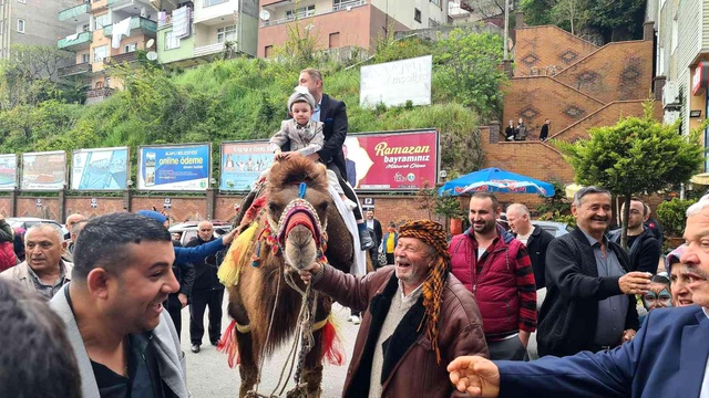 Görenler şaşkınlığını gizleyemedi! Sünnet çocuğunu deveyle şehir merkezinde gezdirdiler