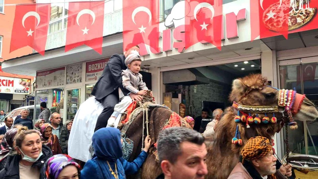 Görenler şaşkınlığını gizleyemedi! Sünnet çocuğunu deveyle şehir merkezinde gezdirdiler
