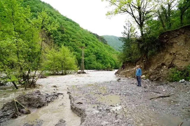 Üçüncü kez selin vurduğu ilçe diken üstünde, korkudan evlerine giremiyorlar