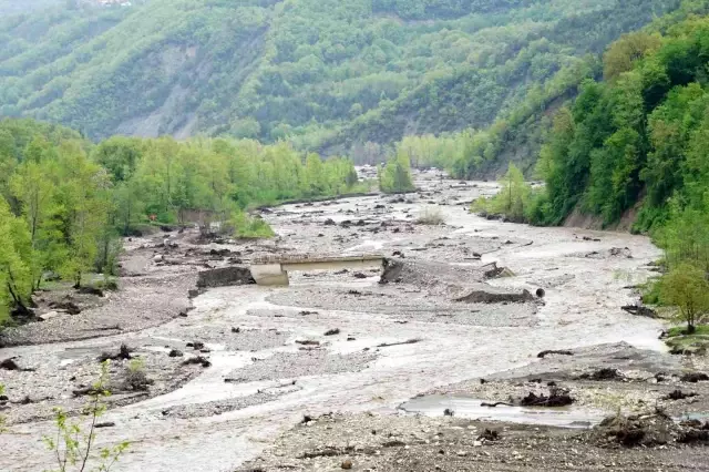 Üçüncü kez selin vurduğu ilçe diken üstünde, korkudan evlerine giremiyorlar