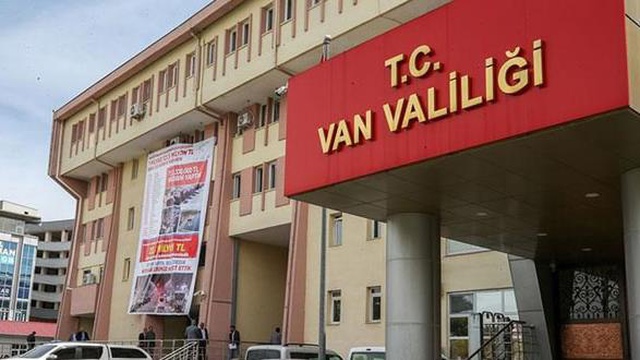 Van Valiliği'nden göçmenlerin sınırı geçtiğini iddia eden Sinan Oğan'a yanıt: Sınır hattını istedikleri vasıtayla gezdirebiliriz Van Valiliği'nden göçmenlerin sınırı geçtiğini iddia eden Sinan Oğan'a yanıt: Sınır hattını istedikleri vasıtayla gezdirebiliriz