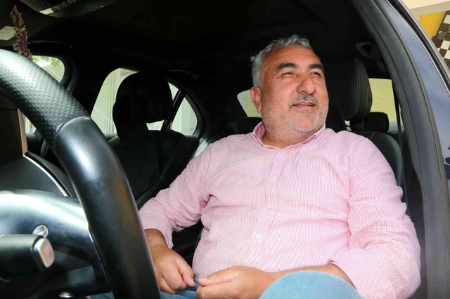 Aldığı lüks aracı işyerinin önüne koyup, üzerine 'Markanın ayıplı malıdır, 5 yıldır yatmakta' yazdı
