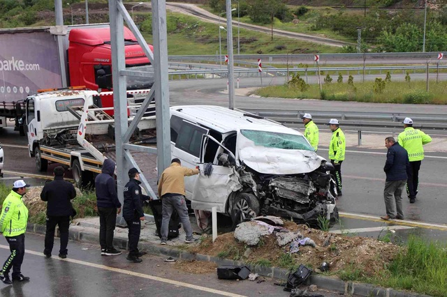 Son dakika haberleri: Amasya'da minibüs yol kenarındaki pikaba çarptı: 2 ölü, 6 yaralı Son dakika haberleri: Amasya'da minibüs yol kenarındaki pikaba çarptı: 2 ölü, 6 yaralı