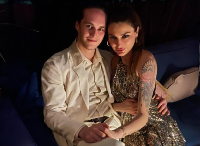 Bilge Öztürk ve kendisinden 22 yaş küçük sevgilisinden sarmaş dolaş aşk pozu