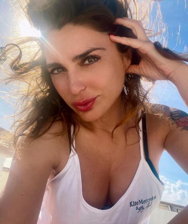 Bilge Öztürk ve kendisinden 22 yaş küçük sevgilisinden sarmaş dolaş aşk pozu