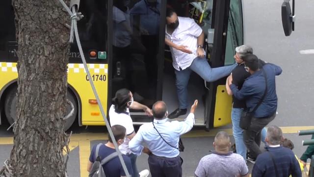 Kadıköy'de İETT şoförü ile yolcu arasında çıkar tartışma kavga dönüştü
