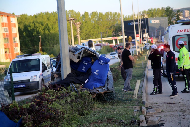 Kastamonu'da direğe çarparak ikiye ayrılan otomobilin sürücüsü hayatını kaybetti
