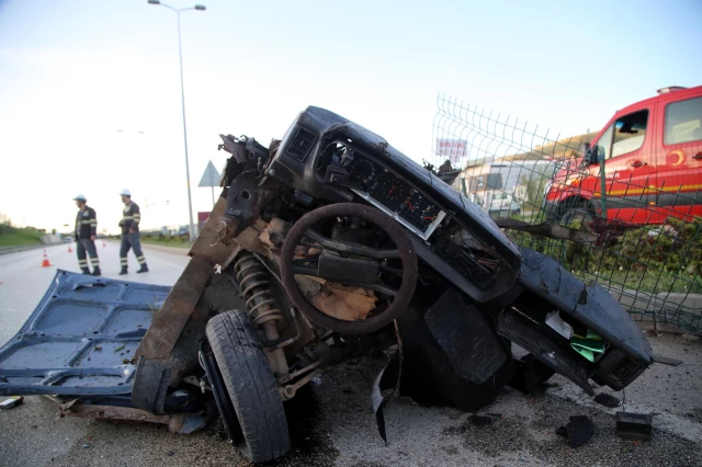Kastamonu'da direğe çarparak ikiye ayrılan otomobilin sürücüsü hayatını kaybetti