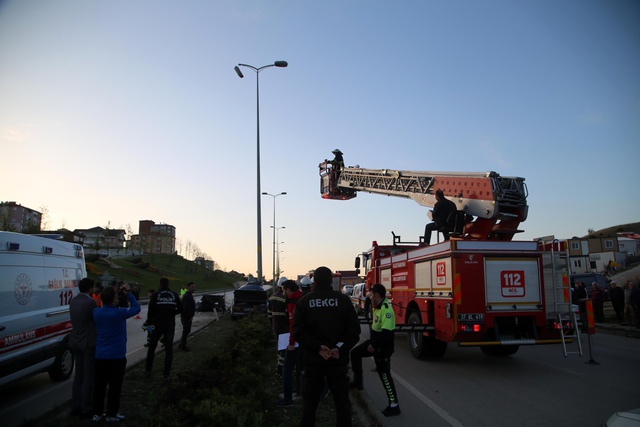 Kastamonu'da direğe çarparak ikiye ayrılan otomobilin sürücüsü hayatını kaybetti