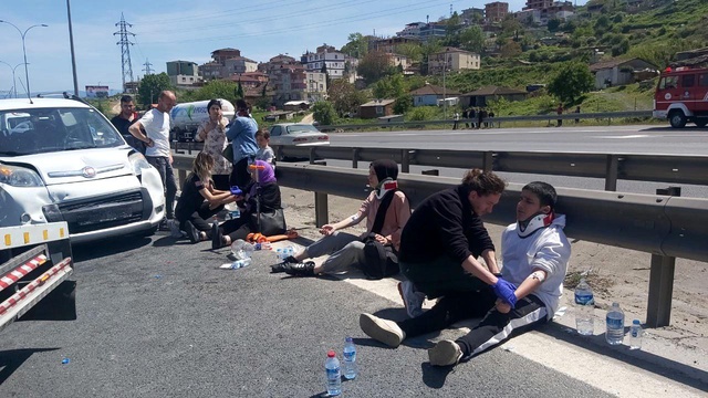TEM'de zincirleme kaza: 10 yaralı TEM'de zincirleme kaza: 10 yaralı