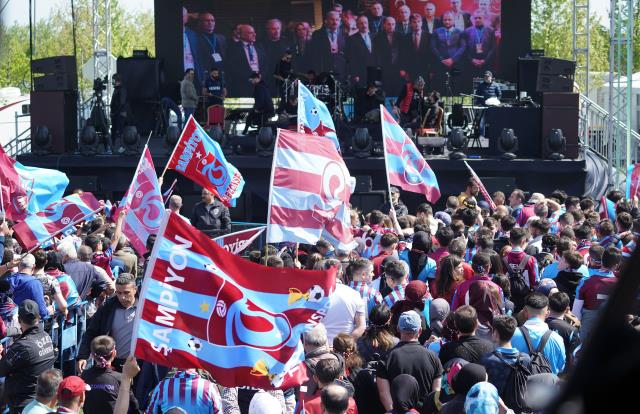 Trabzonspor taraftarı, İstanbul'u inletti! İşte Yenikapı'daki şampiyonluk kutlamalarından görüntüler