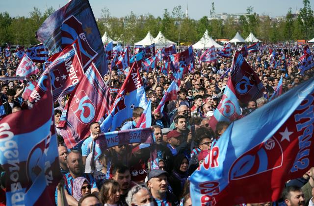Trabzonspor taraftarı, İstanbul'u inletti! İşte Yenikapı'daki şampiyonluk kutlamalarından görüntüler
